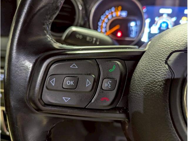 ジープ・ラングラー ブラック&タン 50台限定車/リアパークアシスト/バックカメラ/サイドカメラ/禁煙車/純正ディスプレイオーディオ/純正17AW/前面衝突警報/アクティブクルーズコントロール/ソフトトップ/LEDライト/(21枚目)