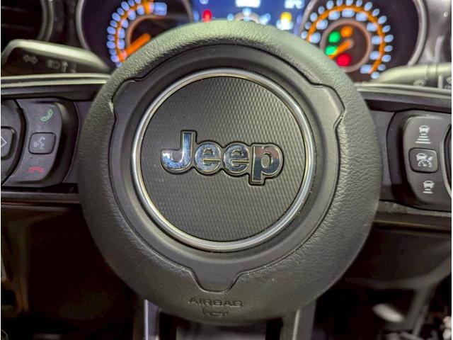 ジープ・ラングラー ブラック&タン 50台限定車/リアパークアシスト/バックカメラ/サイドカメラ/禁煙車/純正ディスプレイオーディオ/純正17AW/前面衝突警報/アクティブクルーズコントロール/ソフトトップ/LEDライト/(22枚目)