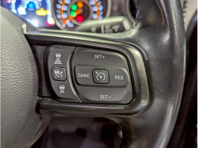 ジープ・ラングラー ブラック&タン 50台限定車/リアパークアシスト/バックカメラ/サイドカメラ/禁煙車/純正ディスプレイオーディオ/純正17AW/前面衝突警報/アクティブクルーズコントロール/ソフトトップ/LEDライト/(23枚目)