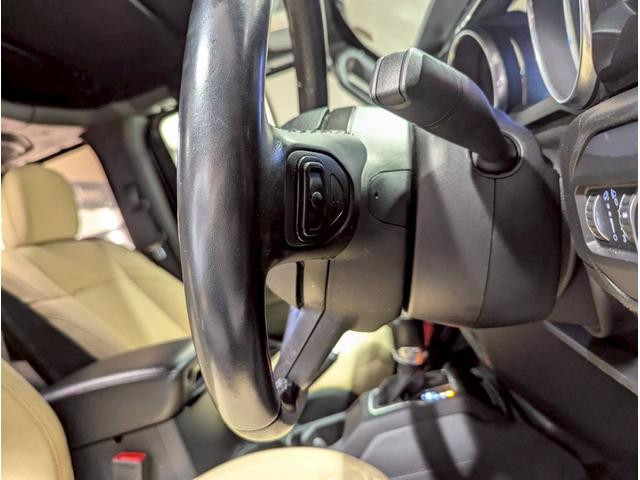 ジープ・ラングラー ブラック&タン 50台限定車/リアパークアシスト/バックカメラ/サイドカメラ/禁煙車/純正ディスプレイオーディオ/純正17AW/前面衝突警報/アクティブクルーズコントロール/ソフトトップ/LEDライト/(25枚目)