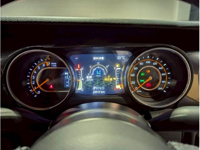 ジープ・ラングラー ブラック&タン 50台限定車/リアパークアシスト/バックカメラ/サイドカメラ/禁煙車/純正ディスプレイオーディオ/純正17AW/前面衝突警報/アクティブクルーズコントロール/ソフトトップ/LEDライト/(27枚目)