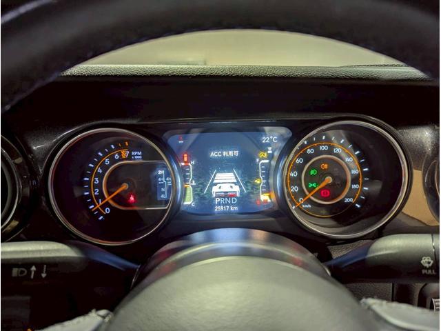 ジープ・ラングラー ブラック&タン 50台限定車/リアパークアシスト/バックカメラ/サイドカメラ/禁煙車/純正ディスプレイオーディオ/純正17AW/前面衝突警報/アクティブクルーズコントロール/ソフトトップ/LEDライト/(28枚目)