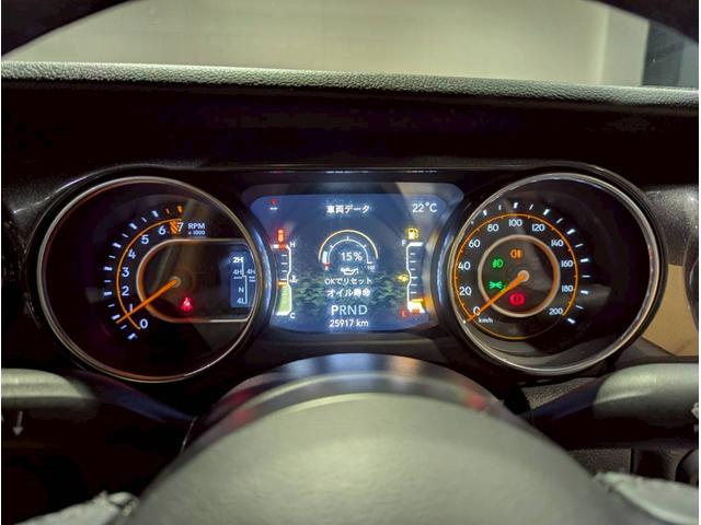 ジープ・ラングラー ブラック&タン 50台限定車/リアパークアシスト/バックカメラ/サイドカメラ/禁煙車/純正ディスプレイオーディオ/純正17AW/前面衝突警報/アクティブクルーズコントロール/ソフトトップ/LEDライト/(30枚目)