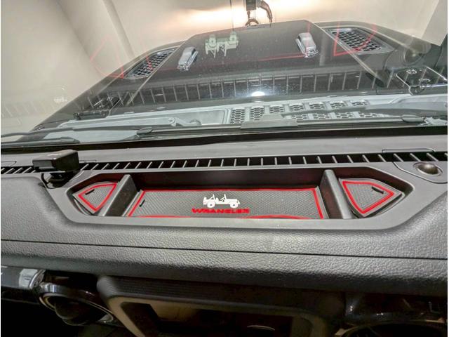 ジープ・ラングラー ブラック&タン 50台限定車/リアパークアシスト/バックカメラ/サイドカメラ/禁煙車/純正ディスプレイオーディオ/純正17AW/前面衝突警報/アクティブクルーズコントロール/ソフトトップ/LEDライト/(32枚目)