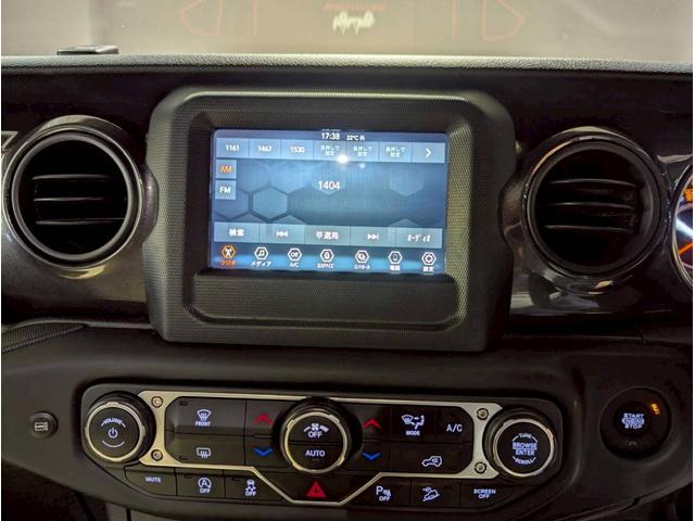 ジープ・ラングラー ブラック&タン 50台限定車/リアパークアシスト/バックカメラ/サイドカメラ/禁煙車/純正ディスプレイオーディオ/純正17AW/前面衝突警報/アクティブクルーズコントロール/ソフトトップ/LEDライト/(33枚目)