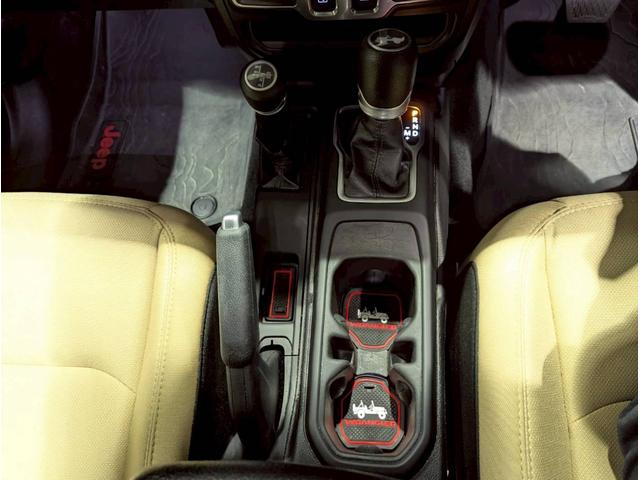 ジープ・ラングラー ブラック&タン 50台限定車/リアパークアシスト/バックカメラ/サイドカメラ/禁煙車/純正ディスプレイオーディオ/純正17AW/前面衝突警報/アクティブクルーズコントロール/ソフトトップ/LEDライト/(40枚目)