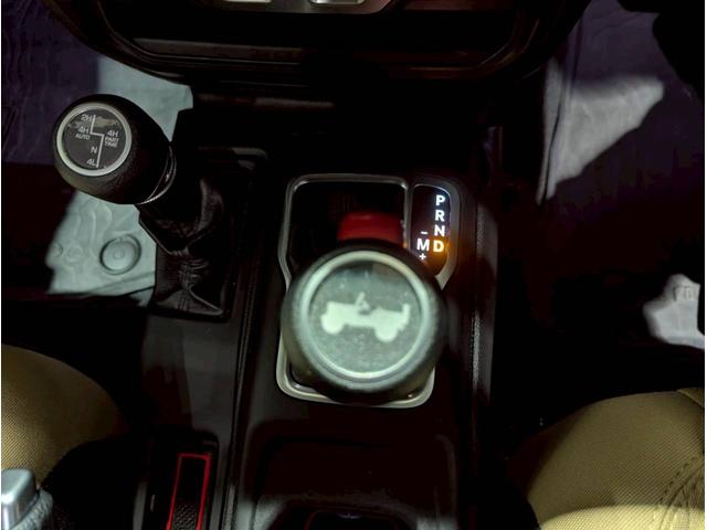 ジープ・ラングラー ブラック&タン 50台限定車/リアパークアシスト/バックカメラ/サイドカメラ/禁煙車/純正ディスプレイオーディオ/純正17AW/前面衝突警報/アクティブクルーズコントロール/ソフトトップ/LEDライト/(42枚目)