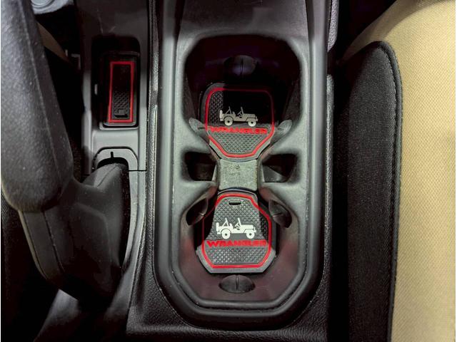 ジープ・ラングラー ブラック&タン 50台限定車/リアパークアシスト/バックカメラ/サイドカメラ/禁煙車/純正ディスプレイオーディオ/純正17AW/前面衝突警報/アクティブクルーズコントロール/ソフトトップ/LEDライト/(44枚目)