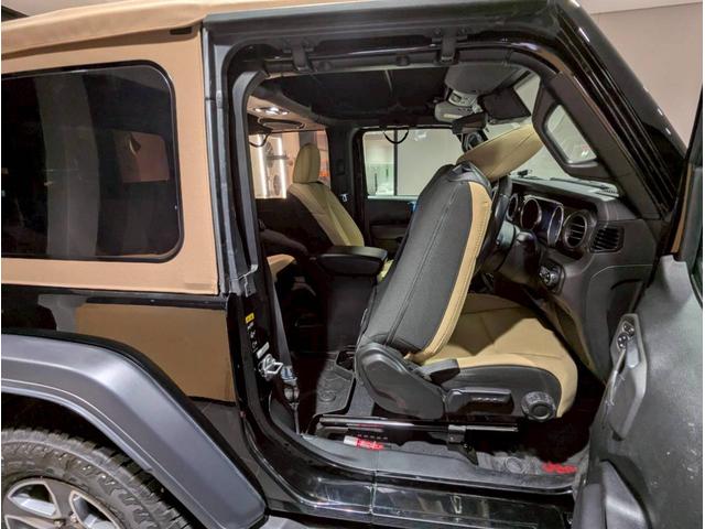 ジープ・ラングラー ブラック&タン 50台限定車/リアパークアシスト/バックカメラ/サイドカメラ/禁煙車/純正ディスプレイオーディオ/純正17AW/前面衝突警報/アクティブクルーズコントロール/ソフトトップ/LEDライト/(48枚目)