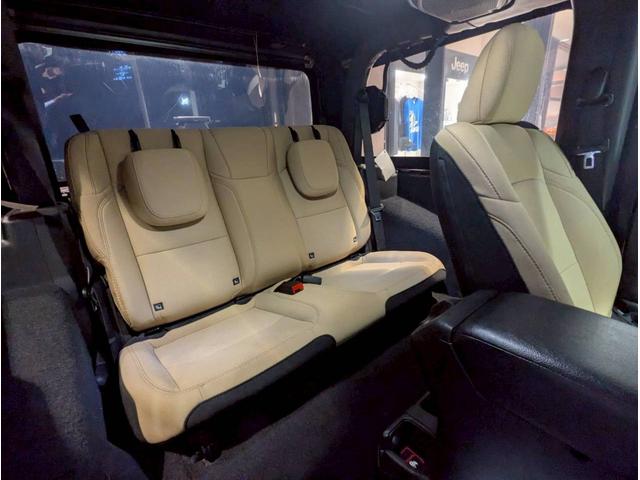 ジープ・ラングラー ブラック&タン 50台限定車/リアパークアシスト/バックカメラ/サイドカメラ/禁煙車/純正ディスプレイオーディオ/純正17AW/前面衝突警報/アクティブクルーズコントロール/ソフトトップ/LEDライト/(49枚目)