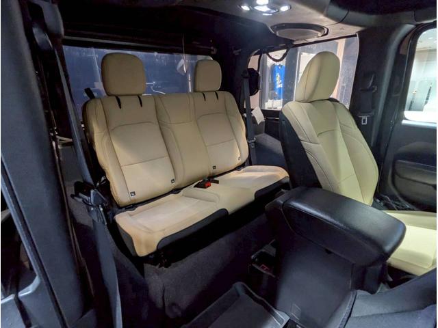 ジープ・ラングラー ブラック&タン 50台限定車/リアパークアシスト/バックカメラ/サイドカメラ/禁煙車/純正ディスプレイオーディオ/純正17AW/前面衝突警報/アクティブクルーズコントロール/ソフトトップ/LEDライト/(50枚目)