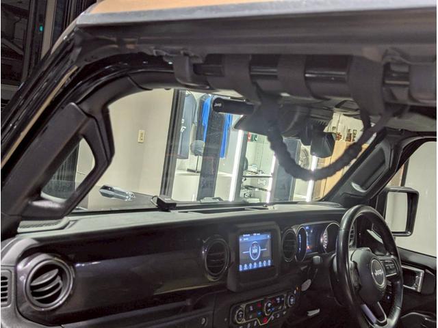 ジープ・ラングラー ブラック&タン 50台限定車/リアパークアシスト/バックカメラ/サイドカメラ/禁煙車/純正ディスプレイオーディオ/純正17AW/前面衝突警報/アクティブクルーズコントロール/ソフトトップ/LEDライト/(53枚目)