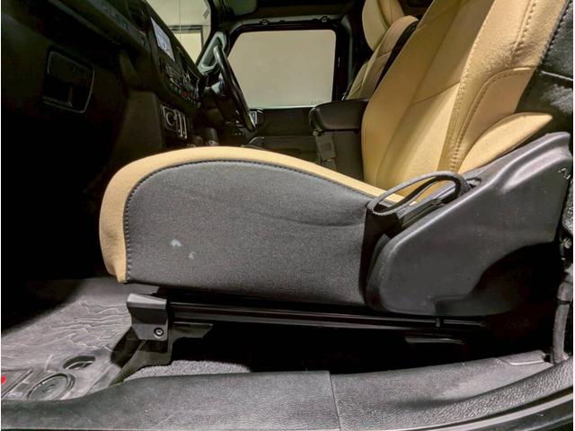 ジープ・ラングラー ブラック&タン 50台限定車/リアパークアシスト/バックカメラ/サイドカメラ/禁煙車/純正ディスプレイオーディオ/純正17AW/前面衝突警報/アクティブクルーズコントロール/ソフトトップ/LEDライト/(57枚目)