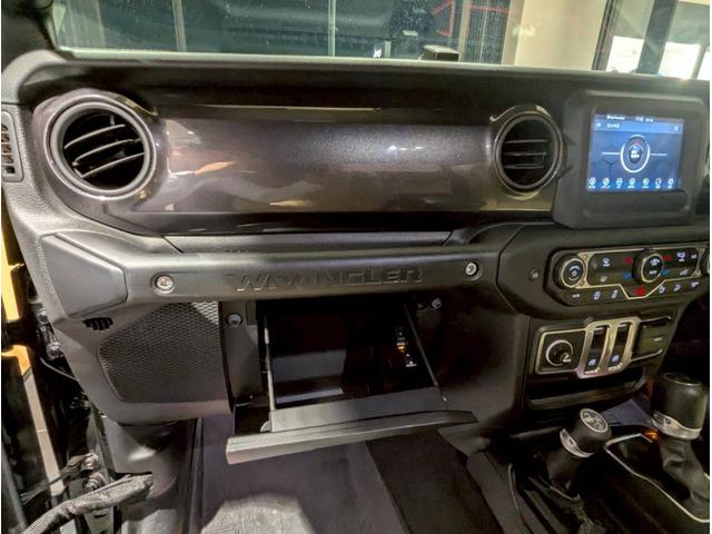 ジープ・ラングラー ブラック&タン 50台限定車/リアパークアシスト/バックカメラ/サイドカメラ/禁煙車/純正ディスプレイオーディオ/純正17AW/前面衝突警報/アクティブクルーズコントロール/ソフトトップ/LEDライト/(59枚目)