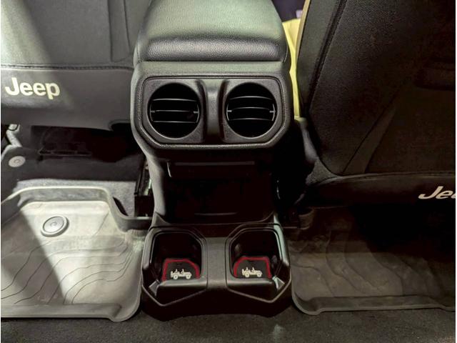 ジープ・ラングラー ブラック&タン 50台限定車/リアパークアシスト/バックカメラ/サイドカメラ/禁煙車/純正ディスプレイオーディオ/純正17AW/前面衝突警報/アクティブクルーズコントロール/ソフトトップ/LEDライト/(64枚目)