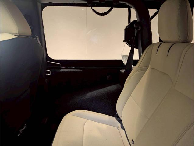 ジープ・ラングラー ブラック&タン 50台限定車/リアパークアシスト/バックカメラ/サイドカメラ/禁煙車/純正ディスプレイオーディオ/純正17AW/前面衝突警報/アクティブクルーズコントロール/ソフトトップ/LEDライト/(65枚目)