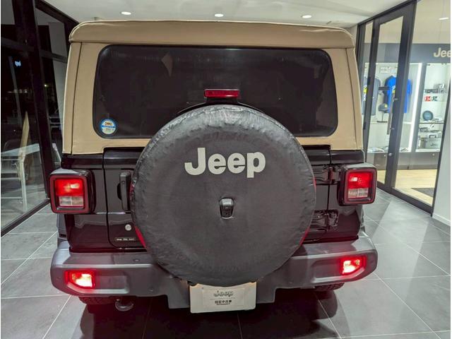 ジープ・ラングラー ブラック&タン 50台限定車/リアパークアシスト/バックカメラ/サイドカメラ/禁煙車/純正ディスプレイオーディオ/純正17AW/前面衝突警報/アクティブクルーズコントロール/ソフトトップ/LEDライト/(66枚目)