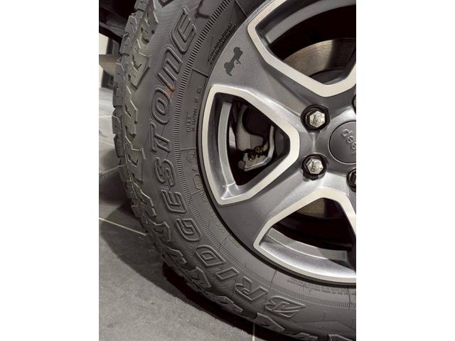 ジープ・ラングラー ブラック&タン 50台限定車/リアパークアシスト/バックカメラ/サイドカメラ/禁煙車/純正ディスプレイオーディオ/純正17AW/前面衝突警報/アクティブクルーズコントロール/ソフトトップ/LEDライト/(73枚目)