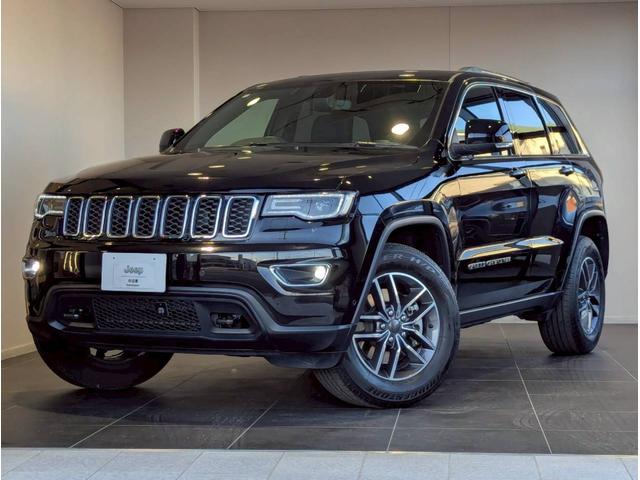 ジープ・グランドチェロキー ラレード 禁煙車/パワーシート/バックカメラ/純正18インチアルミ/純正ナビ/フルセグTV/カープレイ/革巻きステアリング/ルーフレール/HIDヘッドライト/クリアランスソナー/フォグランプ/ETC/(2枚目)