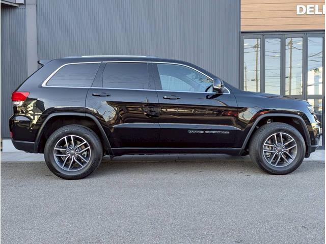 ジープ・グランドチェロキー ラレード 禁煙車/パワーシート/バックカメラ/純正18インチアルミ/純正ナビ/フルセグTV/カープレイ/革巻きステアリング/ルーフレール/HIDヘッドライト/クリアランスソナー/フォグランプ/ETC/(4枚目)