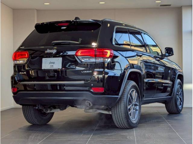 ジープ・グランドチェロキー ラレード 禁煙車/パワーシート/バックカメラ/純正18インチアルミ/純正ナビ/フルセグTV/カープレイ/革巻きステアリング/ルーフレール/HIDヘッドライト/クリアランスソナー/フォグランプ/ETC/(6枚目)