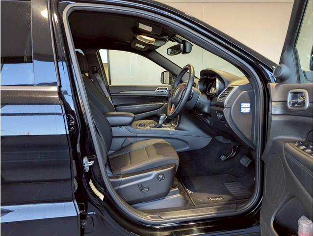 ジープ・グランドチェロキー ラレード 禁煙車/パワーシート/バックカメラ/純正18インチアルミ/純正ナビ/フルセグTV/カープレイ/革巻きステアリング/ルーフレール/HIDヘッドライト/クリアランスソナー/フォグランプ/ETC/(8枚目)