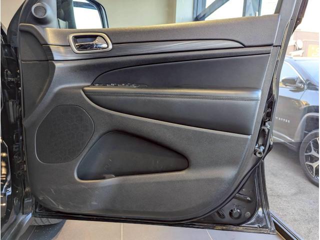 ジープ・グランドチェロキー ラレード 禁煙車/パワーシート/バックカメラ/純正18インチアルミ/純正ナビ/フルセグTV/カープレイ/革巻きステアリング/ルーフレール/HIDヘッドライト/クリアランスソナー/フォグランプ/ETC/(9枚目)