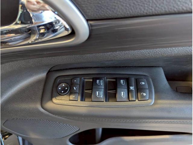 ジープ・グランドチェロキー ラレード 禁煙車/パワーシート/バックカメラ/純正18インチアルミ/純正ナビ/フルセグTV/カープレイ/革巻きステアリング/ルーフレール/HIDヘッドライト/クリアランスソナー/フォグランプ/ETC/(10枚目)