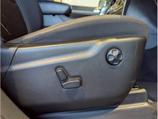 ジープ・グランドチェロキー ラレード 禁煙車/パワーシート/バックカメラ/純正18インチアルミ/純正ナビ/フルセグTV/カープレイ/革巻きステアリング/ルーフレール/HIDヘッドライト/クリアランスソナー/フォグランプ/ETC/(12枚目)