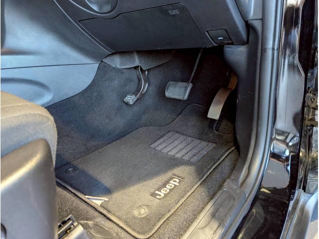 ジープ・グランドチェロキー ラレード 禁煙車/パワーシート/バックカメラ/純正18インチアルミ/純正ナビ/フルセグTV/カープレイ/革巻きステアリング/ルーフレール/HIDヘッドライト/クリアランスソナー/フォグランプ/ETC/(13枚目)