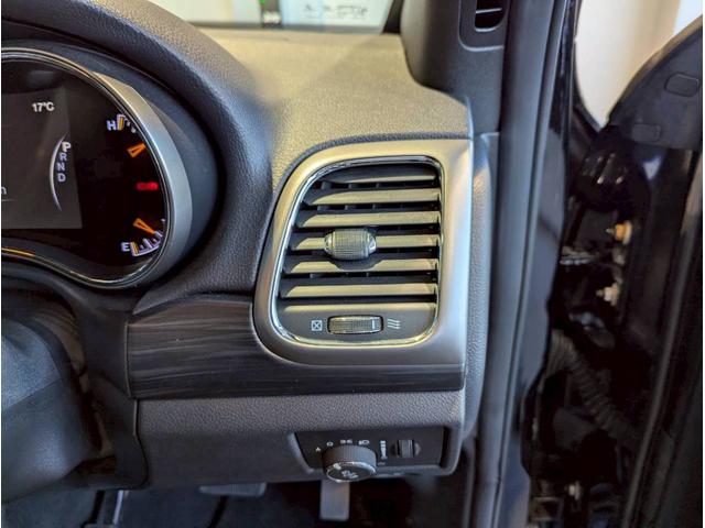 ジープ・グランドチェロキー ラレード 禁煙車/パワーシート/バックカメラ/純正18インチアルミ/純正ナビ/フルセグTV/カープレイ/革巻きステアリング/ルーフレール/HIDヘッドライト/クリアランスソナー/フォグランプ/ETC/(14枚目)