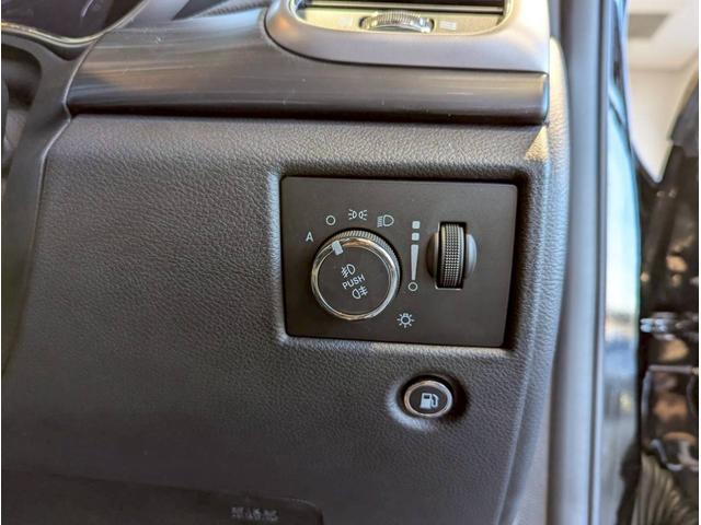 ジープ・グランドチェロキー ラレード 禁煙車/パワーシート/バックカメラ/純正18インチアルミ/純正ナビ/フルセグTV/カープレイ/革巻きステアリング/ルーフレール/HIDヘッドライト/クリアランスソナー/フォグランプ/ETC/(15枚目)