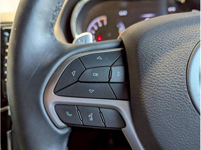 ジープ・グランドチェロキー ラレード 禁煙車/パワーシート/バックカメラ/純正18インチアルミ/純正ナビ/フルセグTV/カープレイ/革巻きステアリング/ルーフレール/HIDヘッドライト/クリアランスソナー/フォグランプ/ETC/(17枚目)