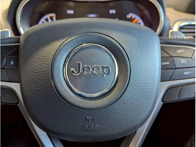 ジープ・グランドチェロキー ラレード 禁煙車/パワーシート/バックカメラ/純正18インチアルミ/純正ナビ/フルセグTV/カープレイ/革巻きステアリング/ルーフレール/HIDヘッドライト/クリアランスソナー/フォグランプ/ETC/(18枚目)