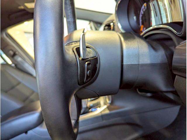 ジープ・グランドチェロキー ラレード 禁煙車/パワーシート/バックカメラ/純正18インチアルミ/純正ナビ/フルセグTV/カープレイ/革巻きステアリング/ルーフレール/HIDヘッドライト/クリアランスソナー/フォグランプ/ETC/(21枚目)