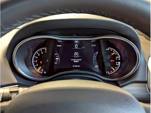 ジープ・グランドチェロキー ラレード 禁煙車/パワーシート/バックカメラ/純正18インチアルミ/純正ナビ/フルセグTV/カープレイ/革巻きステアリング/ルーフレール/HIDヘッドライト/クリアランスソナー/フォグランプ/ETC/(24枚目)