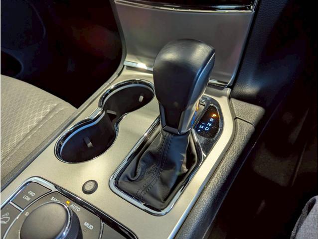 ジープ・グランドチェロキー ラレード 禁煙車/パワーシート/バックカメラ/純正18インチアルミ/純正ナビ/フルセグTV/カープレイ/革巻きステアリング/ルーフレール/HIDヘッドライト/クリアランスソナー/フォグランプ/ETC/(46枚目)