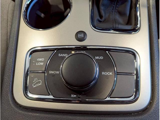 ジープ・グランドチェロキー ラレード 禁煙車/パワーシート/バックカメラ/純正18インチアルミ/純正ナビ/フルセグTV/カープレイ/革巻きステアリング/ルーフレール/HIDヘッドライト/クリアランスソナー/フォグランプ/ETC/(47枚目)