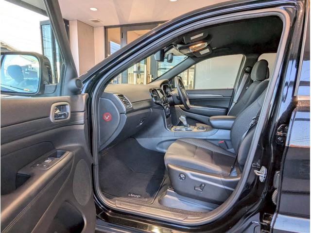 ジープ・グランドチェロキー ラレード 禁煙車/パワーシート/バックカメラ/純正18インチアルミ/純正ナビ/フルセグTV/カープレイ/革巻きステアリング/ルーフレール/HIDヘッドライト/クリアランスソナー/フォグランプ/ETC/(52枚目)