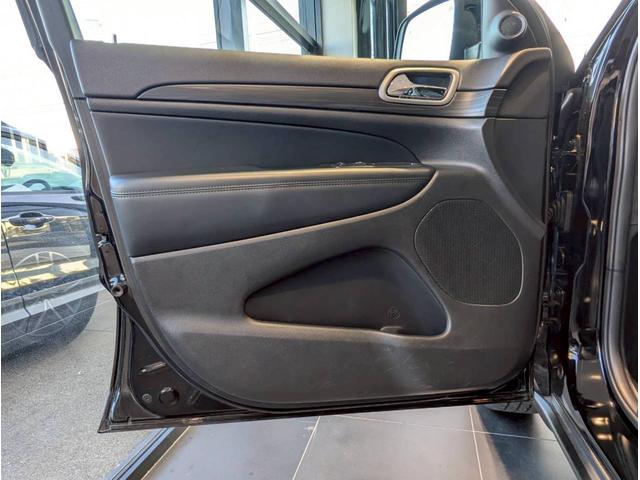 ジープ・グランドチェロキー ラレード 禁煙車/パワーシート/バックカメラ/純正18インチアルミ/純正ナビ/フルセグTV/カープレイ/革巻きステアリング/ルーフレール/HIDヘッドライト/クリアランスソナー/フォグランプ/ETC/(53枚目)