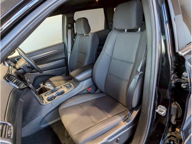 ジープ・グランドチェロキー ラレード 禁煙車/パワーシート/バックカメラ/純正18インチアルミ/純正ナビ/フルセグTV/カープレイ/革巻きステアリング/ルーフレール/HIDヘッドライト/クリアランスソナー/フォグランプ/ETC/(54枚目)