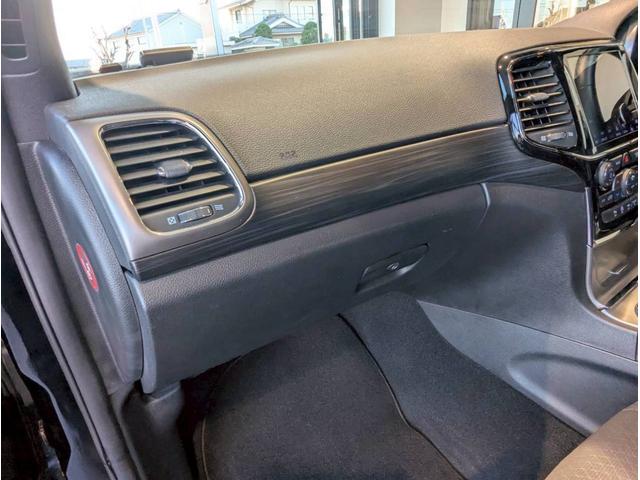 ジープ・グランドチェロキー ラレード 禁煙車/パワーシート/バックカメラ/純正18インチアルミ/純正ナビ/フルセグTV/カープレイ/革巻きステアリング/ルーフレール/HIDヘッドライト/クリアランスソナー/フォグランプ/ETC/(56枚目)