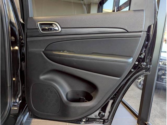 ジープ・グランドチェロキー ラレード 禁煙車/パワーシート/バックカメラ/純正18インチアルミ/純正ナビ/フルセグTV/カープレイ/革巻きステアリング/ルーフレール/HIDヘッドライト/クリアランスソナー/フォグランプ/ETC/(60枚目)