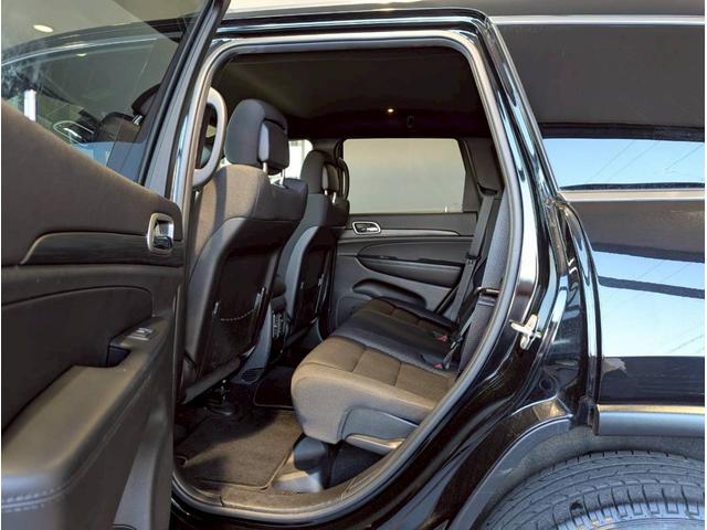 ジープ・グランドチェロキー ラレード 禁煙車/パワーシート/バックカメラ/純正18インチアルミ/純正ナビ/フルセグTV/カープレイ/革巻きステアリング/ルーフレール/HIDヘッドライト/クリアランスソナー/フォグランプ/ETC/(64枚目)