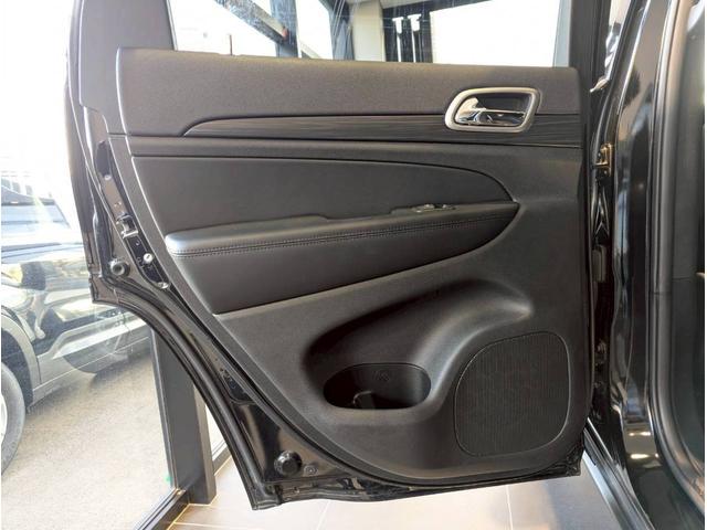 ジープ・グランドチェロキー ラレード 禁煙車/パワーシート/バックカメラ/純正18インチアルミ/純正ナビ/フルセグTV/カープレイ/革巻きステアリング/ルーフレール/HIDヘッドライト/クリアランスソナー/フォグランプ/ETC/(65枚目)