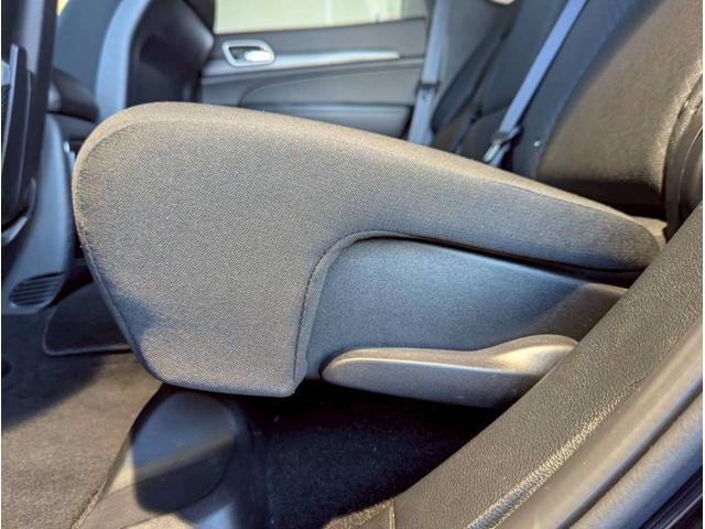 ジープ・グランドチェロキー ラレード 禁煙車/パワーシート/バックカメラ/純正18インチアルミ/純正ナビ/フルセグTV/カープレイ/革巻きステアリング/ルーフレール/HIDヘッドライト/クリアランスソナー/フォグランプ/ETC/(67枚目)