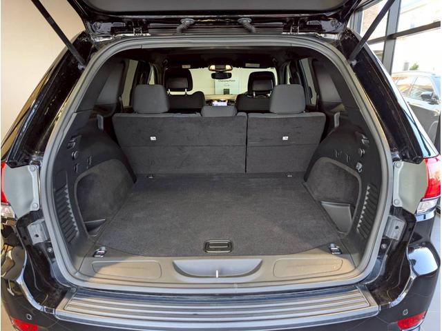 ジープ・グランドチェロキー ラレード 禁煙車/パワーシート/バックカメラ/純正18インチアルミ/純正ナビ/フルセグTV/カープレイ/革巻きステアリング/ルーフレール/HIDヘッドライト/クリアランスソナー/フォグランプ/ETC/(71枚目)