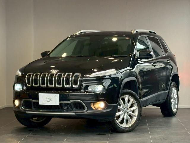 ジープ・チェロキー リミテッド　シートヒーター／パワーバックドア／バックカメラ／禁煙車／純正ナビ／純正１８インチアルミ／黒革シート／ＥＴＣ／ルーフレール／ステアリングスイッチ／クルーズコントロール／電動パーキングブレーキ／（3枚目）