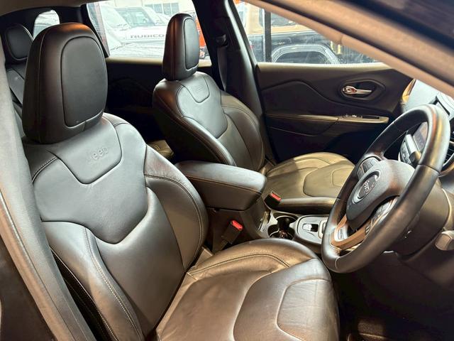 ジープ・チェロキー リミテッド　シートヒーター／パワーバックドア／バックカメラ／禁煙車／純正ナビ／純正１８インチアルミ／黒革シート／ＥＴＣ／ルーフレール／ステアリングスイッチ／クルーズコントロール／電動パーキングブレーキ／（10枚目）