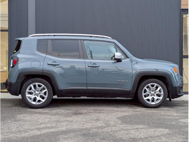 ジープ・レネゲード 　シートヒーター／ブラインドスポットモニター／パワーシート／純正１７インチアルミホイール／バックカメラ／ＥＴＣ／クルーズコントロール／アイドリングストップ／ルーフレール／Ｂｌｕｅｔｏｏｔｈ／革シート／（4枚目）